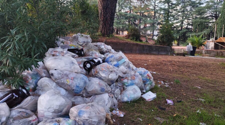 Giarre, passata la festa la villa di Macchia ripiomba nel degrado: rifiuti, gazebo distrutti e fontanelle che perdono acqua