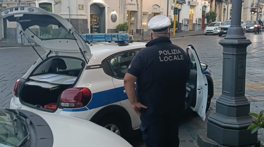 Giarre, controlli della Polizia locale in piazza Duomo: diverse infrazioni accertate
