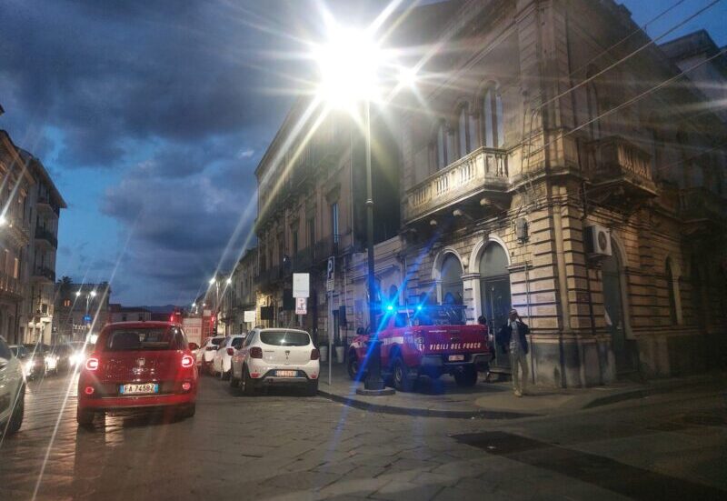 Giarre, contatore in fiamme in via Callipoli: diversi negozi restano senza corrente