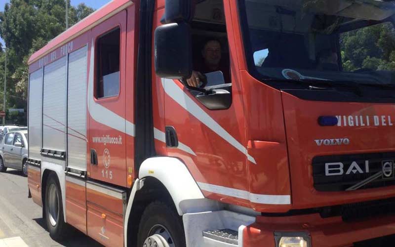 Riposto, Vigili del fuoco in via Roma al Consultorio dell’Asp per rimozione intonaci