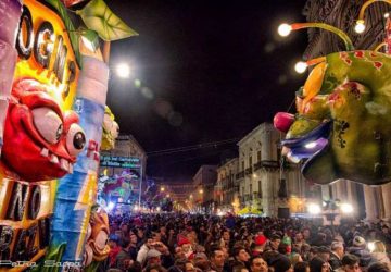 Carnevale di Acireale: la pioggia rovina la sfilata dei carri