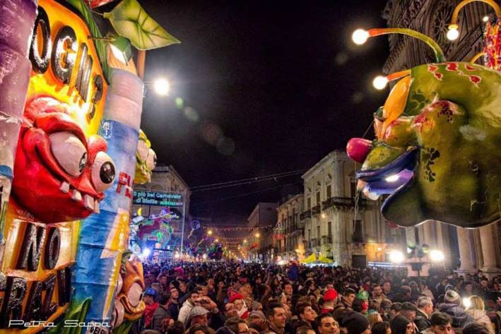 Carnevale di Acireale: la pioggia rovina la sfilata dei carri