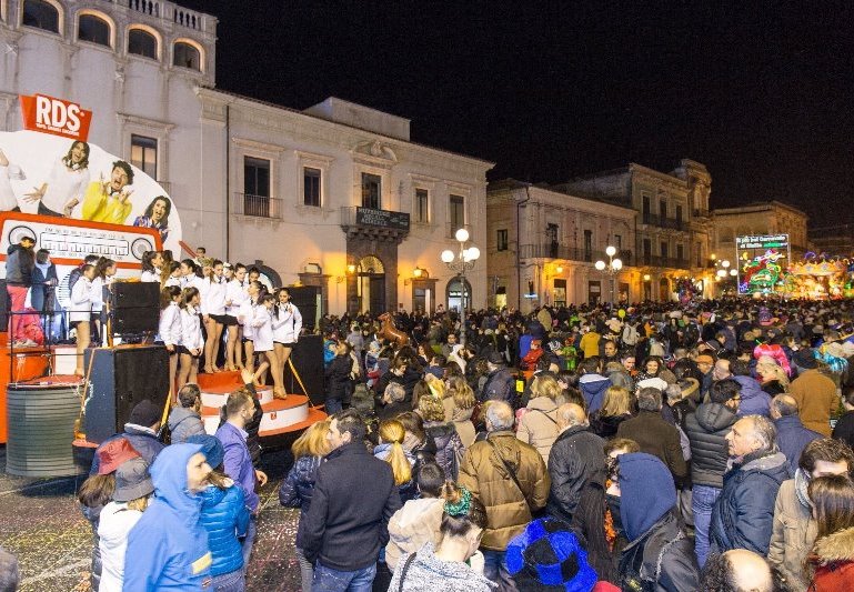 Carnevale di Acireale: domani, ultimo giorno, anticipata alle 10 l’uscita dei carri