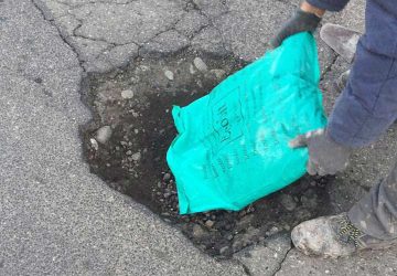 Giarre: "E io mi riparo la buca da solo".  Provocazione del commerciante Francesco Candido