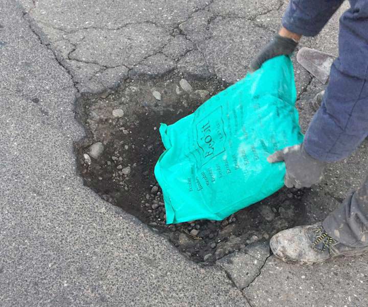 Giarre: “E io mi riparo la buca da solo”.  Provocazione del commerciante Francesco Candido