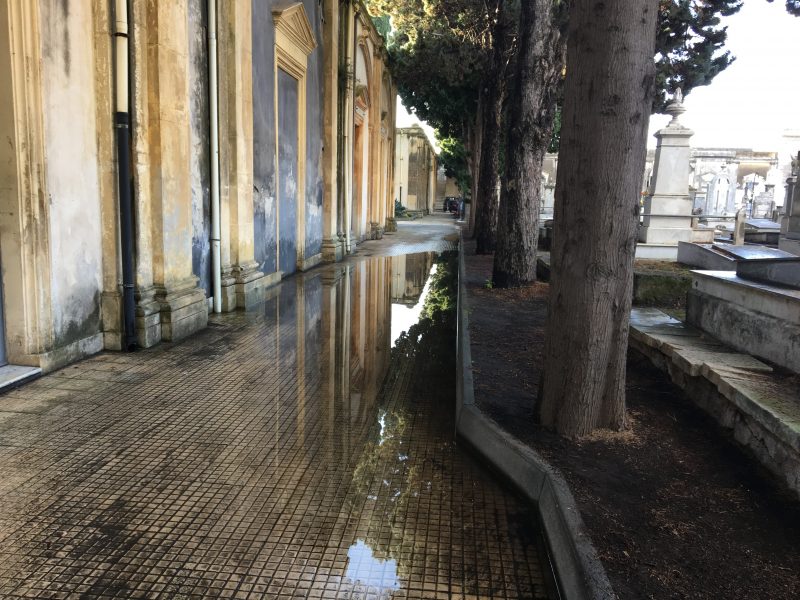 Giarre, il cimitero cade a pezzi e i dipendenti denunciano pericoli nell’area storica VIDEO INCHIESTA