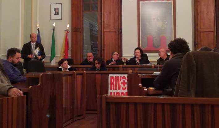 Riposto: in Consiglio approdano i nodi stipendi e fondi alla cultura