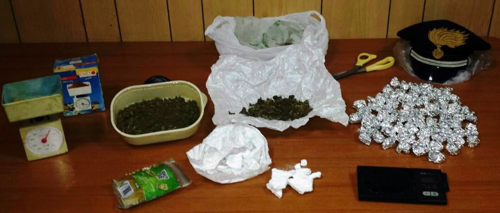 Aci S.Antonio, confezionava droga a casa: arresato