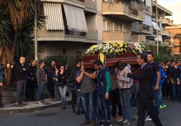 Giarre: folla di giovani al funerale di Dario VIDEO