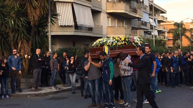 Giarre: folla di giovani al funerale di Dario VIDEO