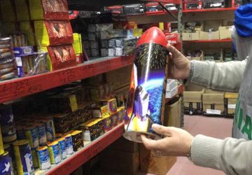 Sequestrati 220 mila articoli pirotecnici e 2 milioni di prodotti non sicuri. Denunciato commerciante