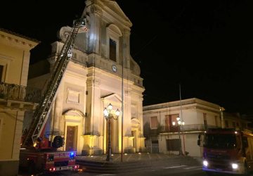 Macchia di Giarre, si staccano frammenti di cornicione dalla chiesa FOTO VIDEO