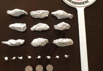 Catania: spaccia &ldquo;coca&rdquo; ed &ldquo;erba&rdquo; in via Vela. Pusher in manette