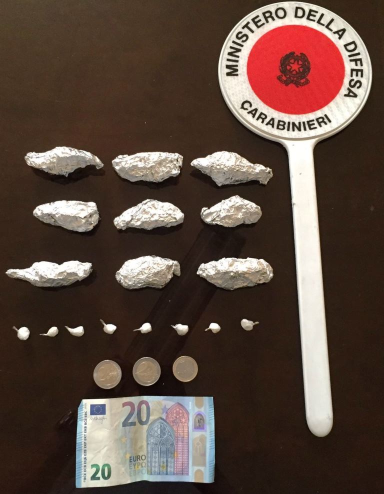 Catania: spaccia “coca” ed “erba” in via Vela. Pusher in manette