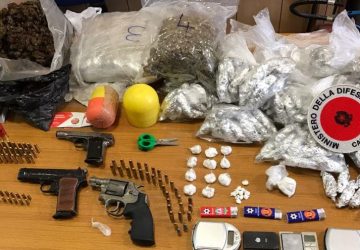 Catania: scoperto deposito di armi e droga per un valore di circa 70.000 euro