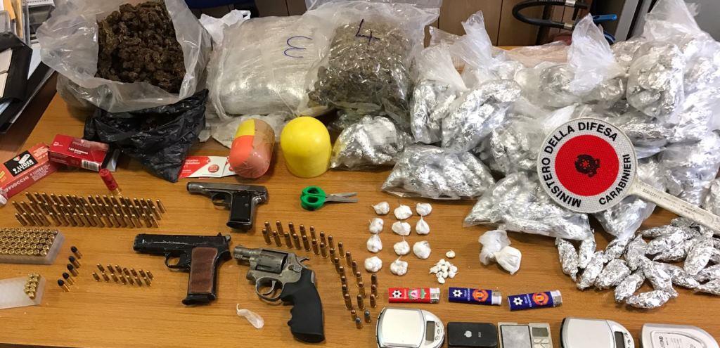 Catania: scoperto deposito di armi e droga per un valore di circa 70.000 euro