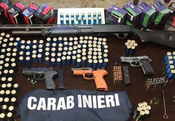 Blitz a San Cristoforo: sequestrate armi in un deposito di materiali edili. Un arresto