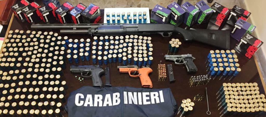 Blitz a San Cristoforo: sequestrate armi in un deposito di materiali edili. Un arresto