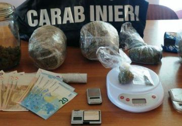 Zio e nipote beccati con 1 kg di droga in casa. Arrestati