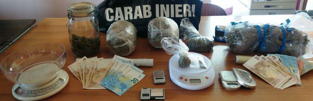 Zio e nipote beccati con 1 kg di droga in casa. Arrestati
