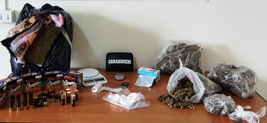 Ai “domiciliari” prepara “coca” e “marijuana”. Sequestrati oltre 8 chili di droga per un valore di oltre 100.000 euro