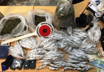 Intercettava i Carabinieri: pizzicato in casa con 15.000 euro di  &ldquo;marijuana&rdquo;