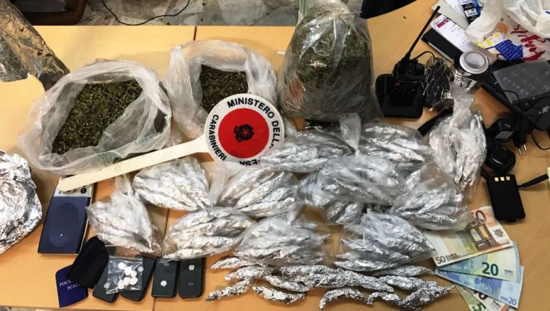 Intercettava i Carabinieri: pizzicato in casa con 15.000 euro di  “marijuana”