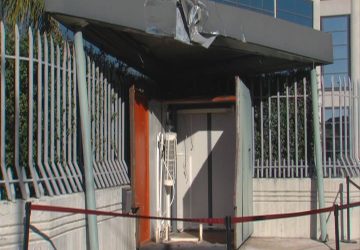 Colpo grosso ad Acireale: scardinato con un escavatore il bancomat del Credito Siciliano