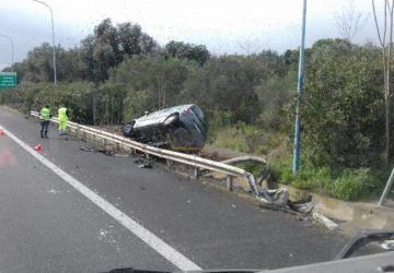Tangenziale di Catania, traffico a rilento: auto si ribalta dopo violento urto