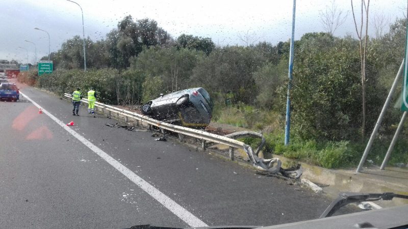 Tangenziale di Catania, traffico a rilento: auto si ribalta dopo violento urto