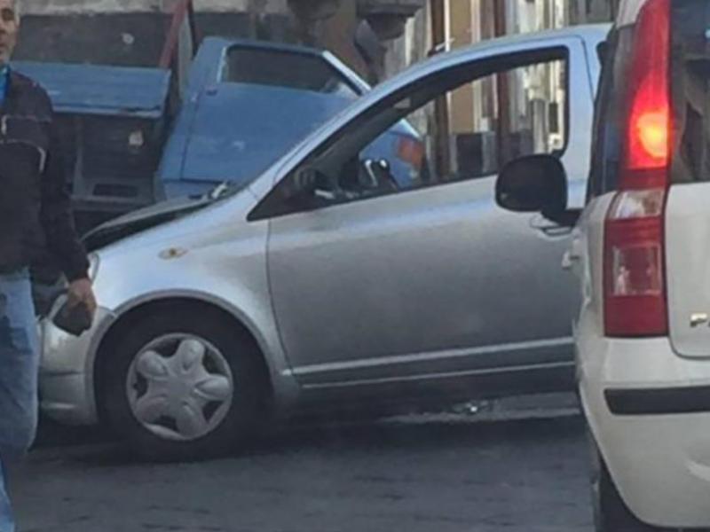 Giarre, incidente tra auto e motoape che si ribalta. Nessun ferito