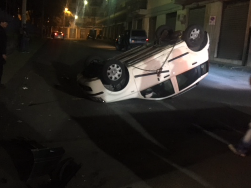 Incidente in via Gioberti a Giarre: auto si ribalta. Un ferito