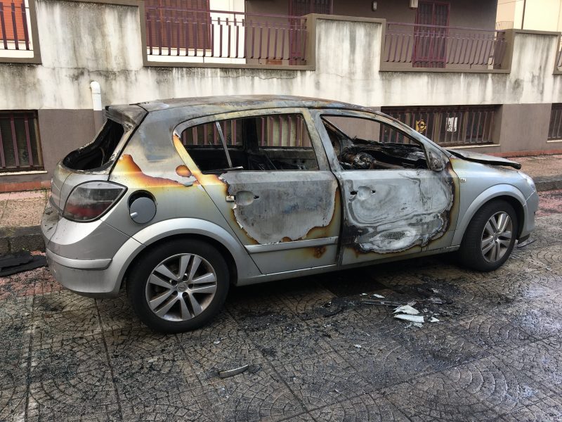 Giarre, incendio auto doloso in piazza Verga