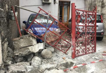 Giarre, incidente autonomo in via Sturzo. Auto perde controllo e abbatte un cancello
