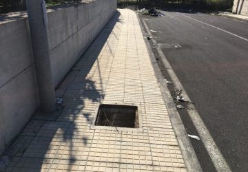 Giarre, via Rocca: dopo i furti dei cavi elettrici, adesso spariscono 18 botole in ghisa