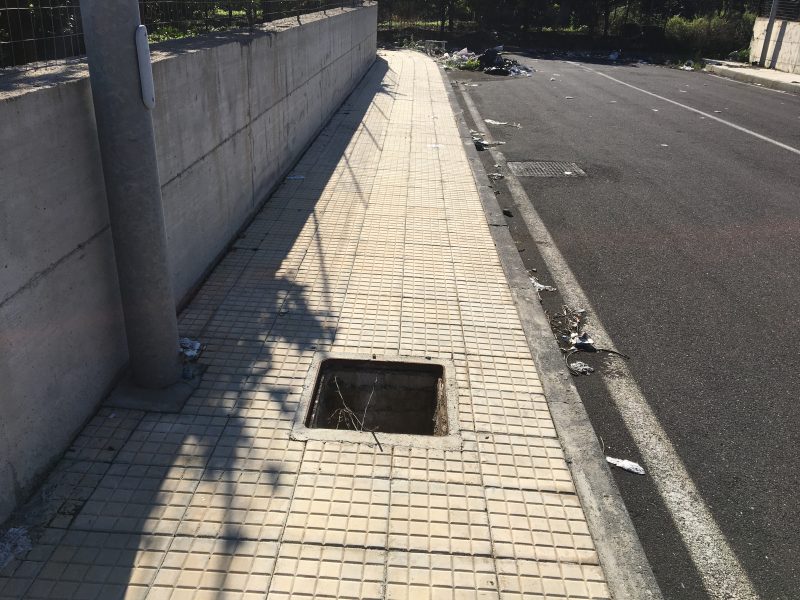 Giarre, via Rocca: dopo i furti dei cavi elettrici, adesso spariscono 18 botole in ghisa