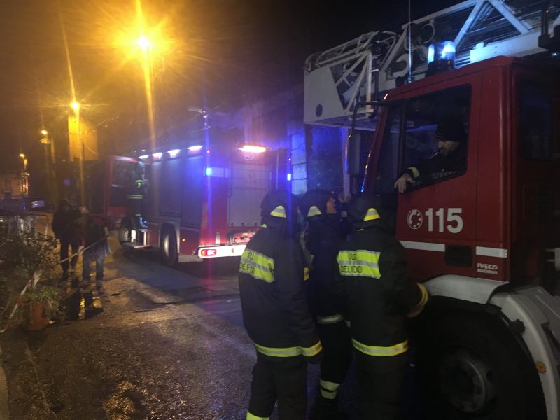 Macchia, divampa incendio in un deposito di legname