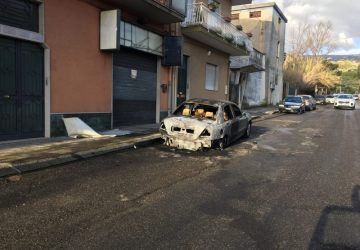 Giarre, incendio auto in via Penturo
