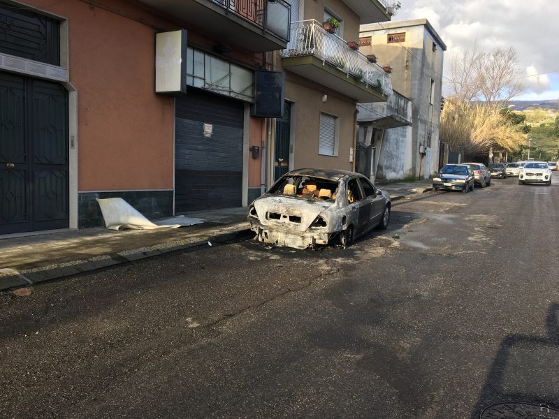 Giarre, incendio auto in via Penturo
