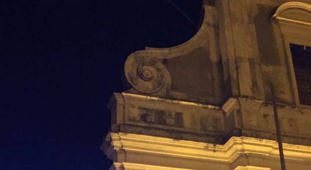 Macchia di Giarre, si staccano frammenti di cornicione dalla chiesa FOTO VIDEO