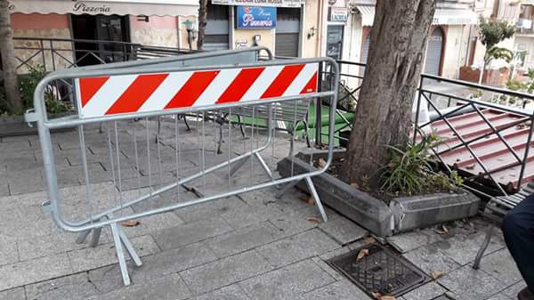 Aci Trezza: “piazza Verga nel degrado”