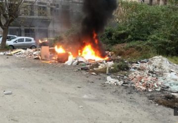 Giarre, via Teatro, a fuoco discarica nel parcheggio