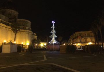 Il Natale minimal di Giarre. Barricate per l&rsquo;isola pedonale?