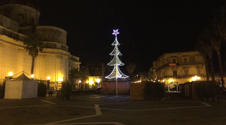 Il Natale minimal di Giarre. Barricate per l’isola pedonale?