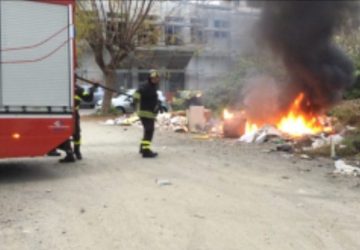 Giarre, a fuoco mini discarica rifiuti