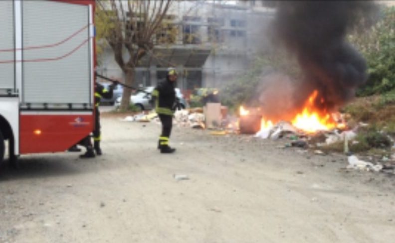 Giarre, a fuoco mini discarica rifiuti