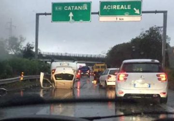 A18, grave incidente alle porte di Acireale: due auto si ribaltano: sei feriti