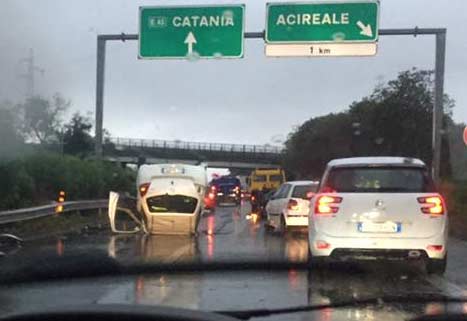 A18, grave incidente alle porte di Acireale: due auto si ribaltano: sei feriti