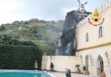 Sant&rsquo;Alessio Siculo: incendio danneggia il Parco Ducale FOTO VIDEO