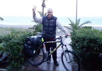 Sedici anni in bicicletta, 150 Paesi attraversati, oltre 250 mila km percorsi: il viaggio di Janus River incontra la Sicilia